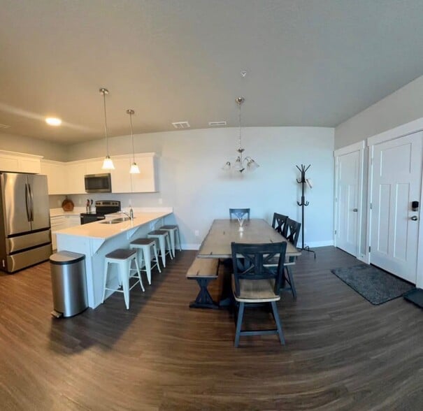 Building Photo - 881 N Coulsen Dr