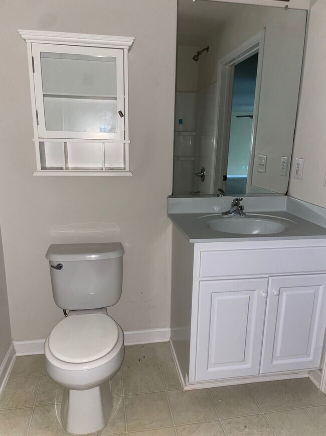Building Photo - 2 BED, 2 BATH CONDO LOCATED IN GREENSBORO!