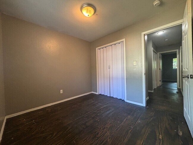 Building Photo - Beautiful 2 bedroom 1 bath 1 car garage