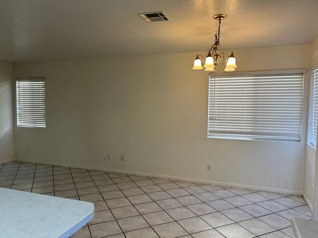 Building Photo - 4 Bedroom Pool Home