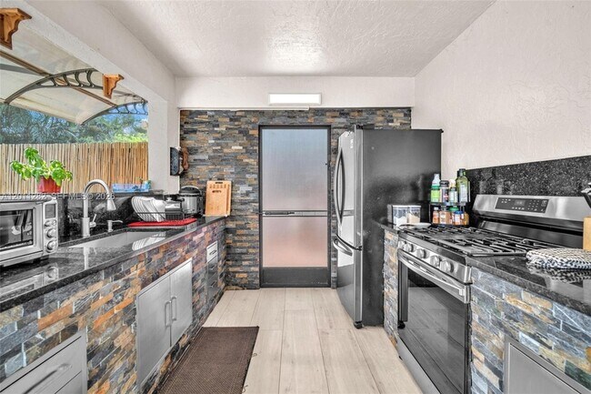 Building Photo - 252 Malibu Cir