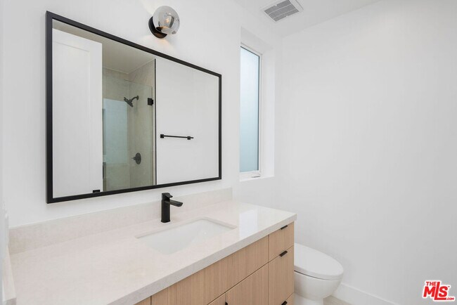 Building Photo - 5246 Auckland Ave