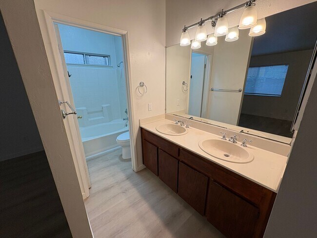 Building Photo - Beautiful 3 Bedroom, 2 Bath Single Story Oakley Home