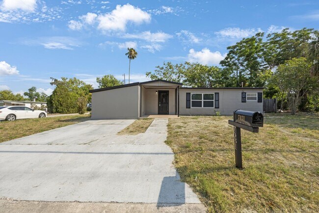 Primary Photo - $1600 House on Corner Lot Ready by June 1,...