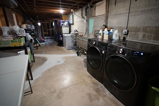 Building Photo - 180 Estes St