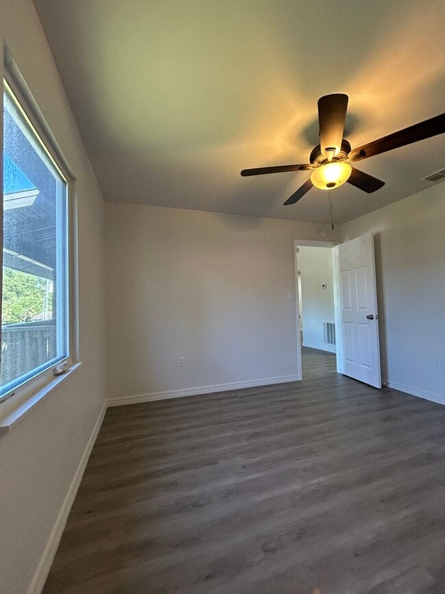 Building Photo - 2 bed 1 Bath Condo