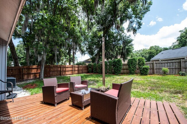 Building Photo - 11448 Sugar Maple Pl S