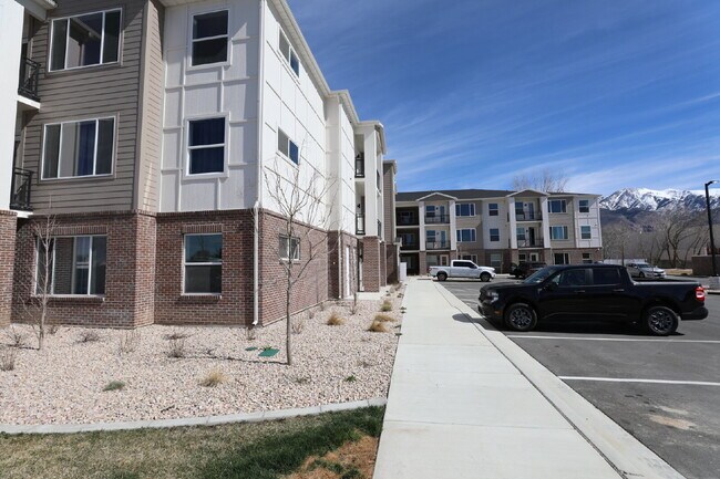 Building Photo - First Month's Rent FREE