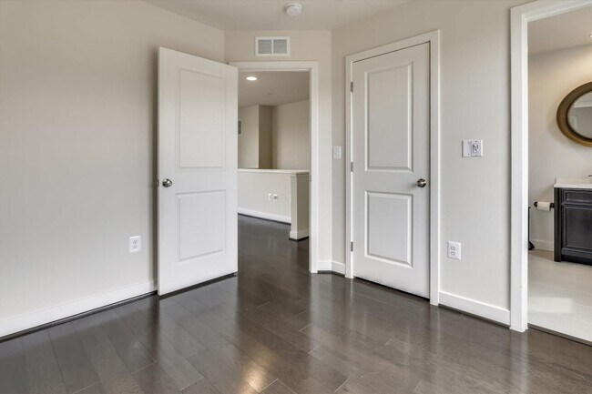 Building Photo - Luxury END-UNIT garage townhouse - 4BD/4.5BA!