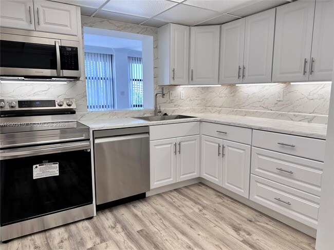 Building Photo - 800 Parkview Dr