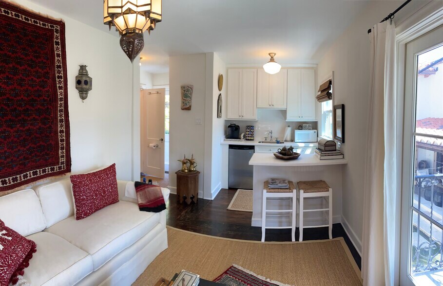 Kitchenette - 213 E Lakewood Rd