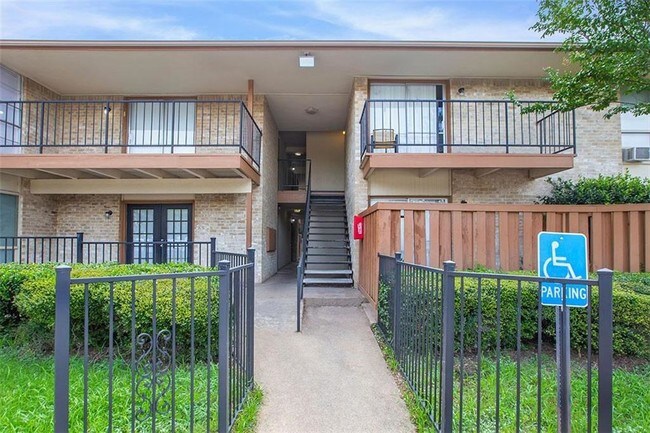 Building Photo - 2704 S Cockrell Hill Rd