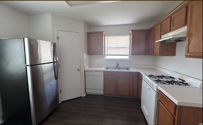 Building Photo - "Charming 3-Bedroom Oasis with 2 Full Baths in Converse, TX