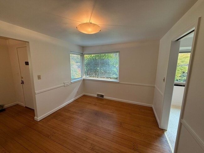 Building Photo - 2 Bedroom 2 Bathroom + Den Magnolia House!