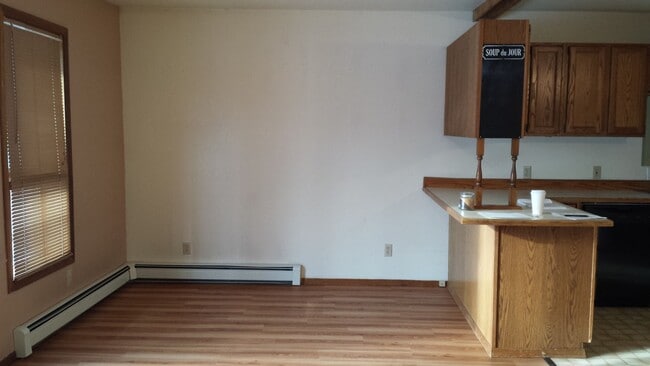 Building Photo - 2 Bedroom Condo, Pet's OK, Heat Included