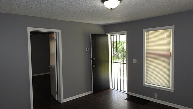 Building Photo - 3bed 2 bath in Indepedence