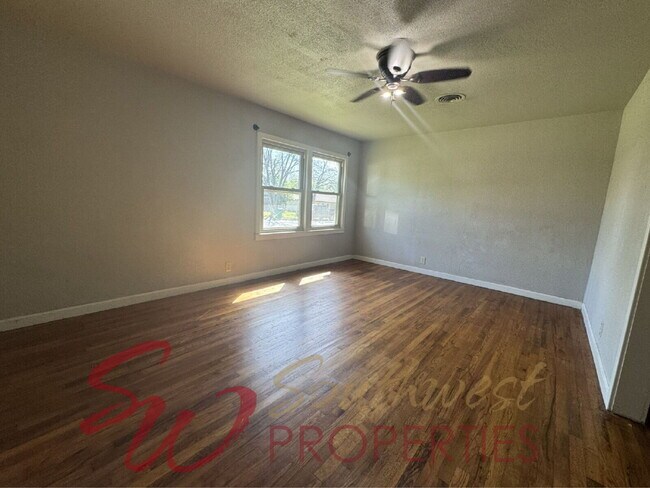 Building Photo - Large 3 bedroom 1 bath close to everything!