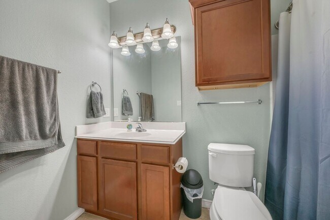 Building Photo - Available for SHORT TERM or 1 yr