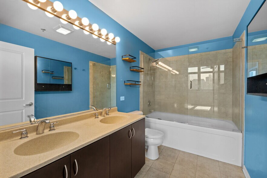 Main bathroom with double vanity and tub - 511 W Division St