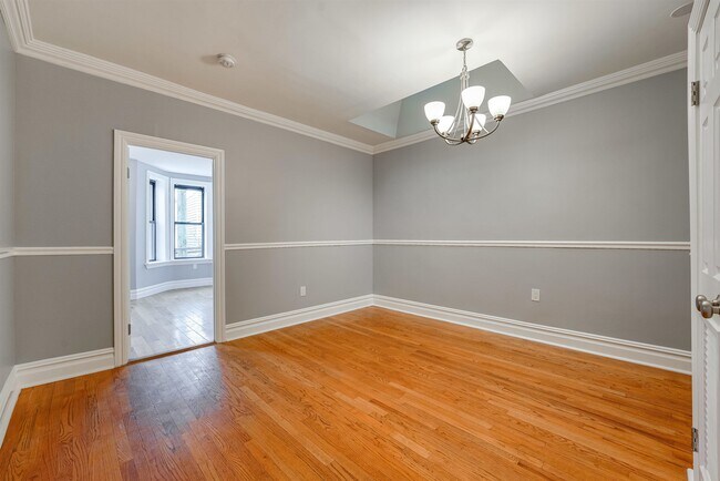 Building Photo - 532 38th St