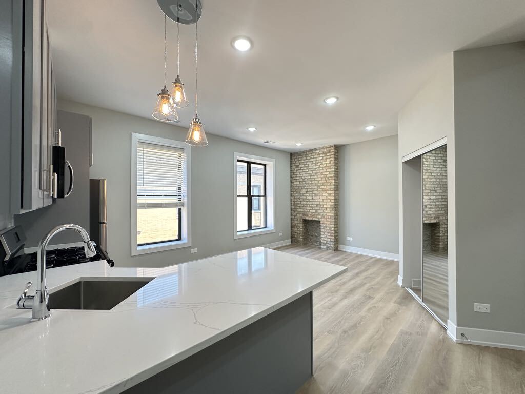 Building Photo - 419 W Belden Ave