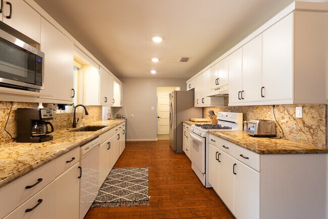 Building Photo - 2040 W Cambridge Ave