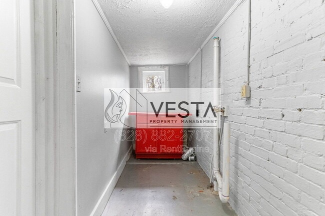 Building Photo - 240 Hillside St