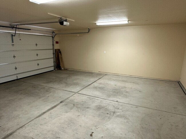 Building Photo - 2011 Bella Oaks Dr