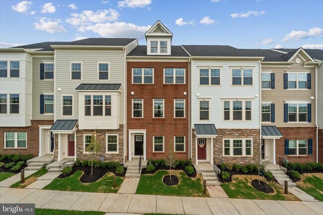 Primary Photo - 705 Sawback Sq NE