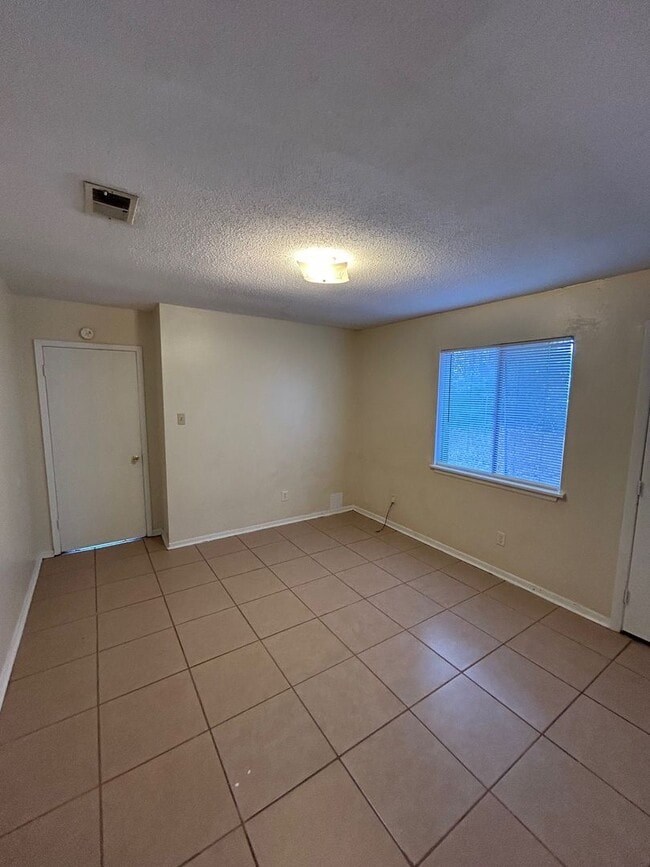 Building Photo - Moss Point 3 Bedroom