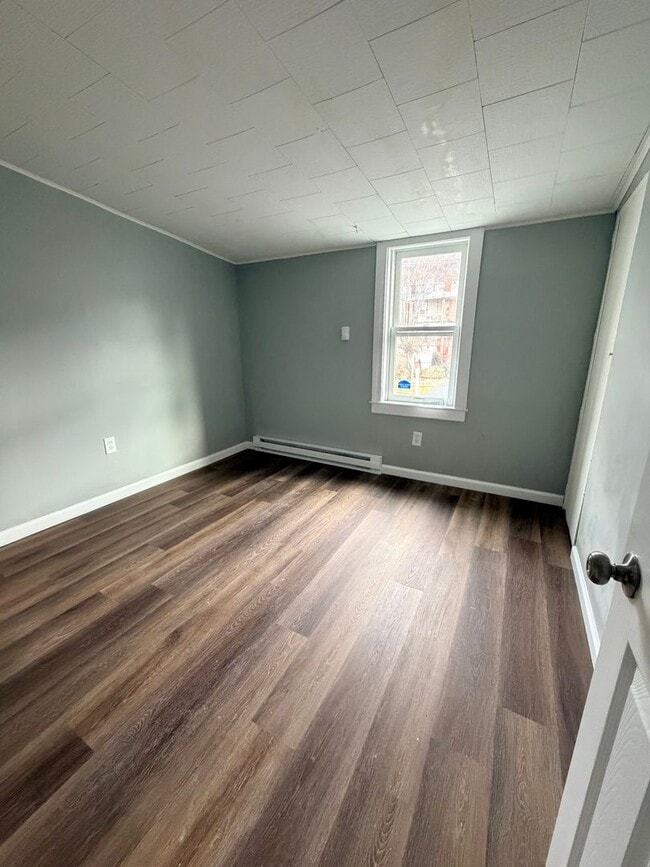 Building Photo - Beautifully remodeled 5/6 bedroom townhouse