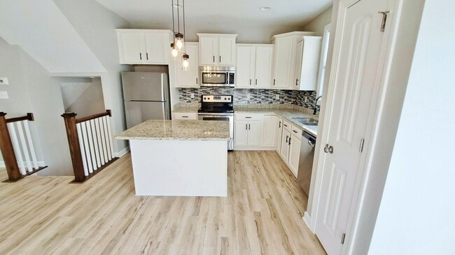 Building Photo - 3 Bed / 2-1/2 Bath Single Family Townhome w/1-Car Garage