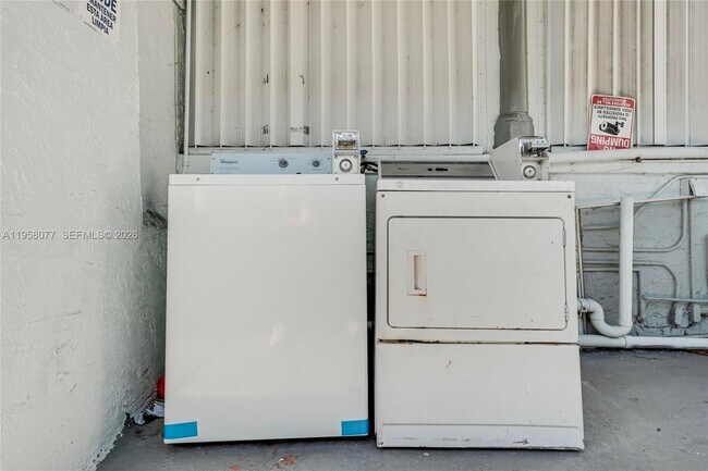 Building Photo - 301 SW 10th Ave