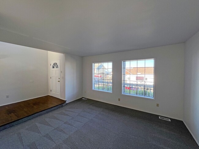 Building Photo - 3 Bedroom 2.5 Bath in North East Tacoma