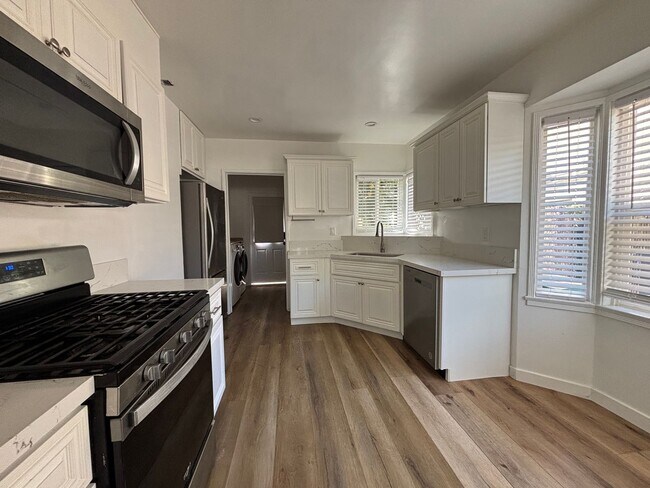 Building Photo - 3B2B House in Toluca Lake/NoHo