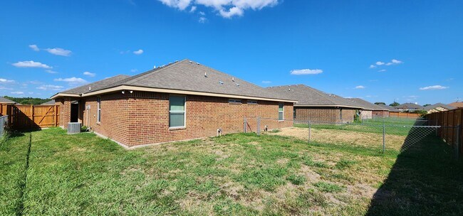 Building Photo - Beautiful 2 Bedroom / 2 Bath Duplex – Off ...