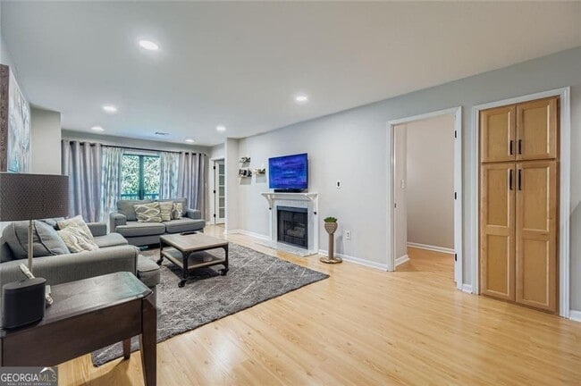 Building Photo - 3302 Pine Heights Dr NE