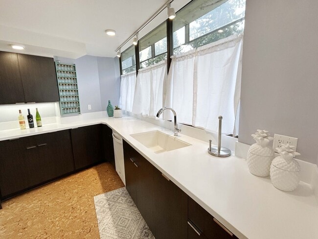 Building Photo - Capitol Lake Towers Condo (#201) w/ Move-I...