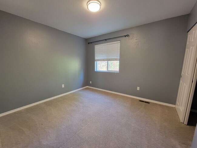 Building Photo - Spacious and Beautiful 4 bedroom in conven...
