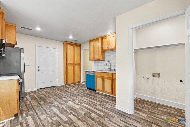 Building Photo - 906 Attas Ave