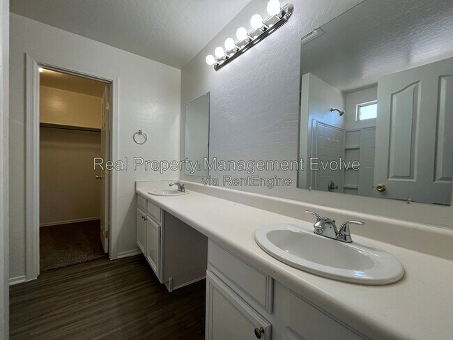 Building Photo - 7347 N 72nd Dr