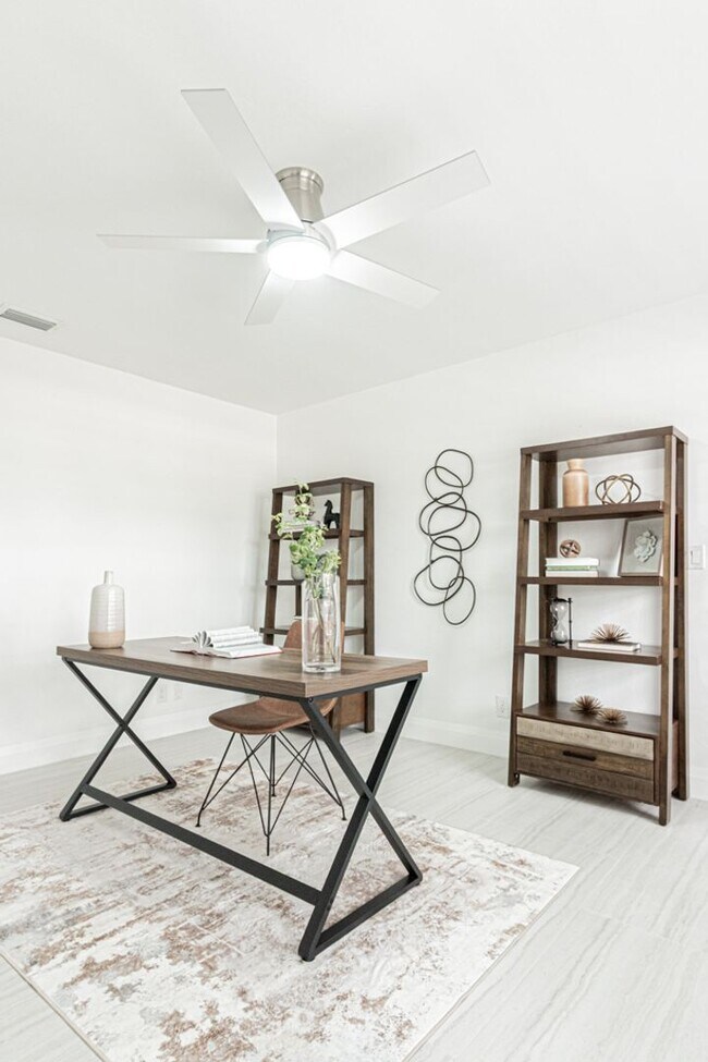 Building Photo - Newly Renovated 3 Bedroom Pool Home in Des...