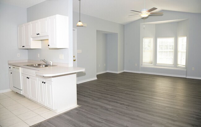 Building Photo - Second floor condo