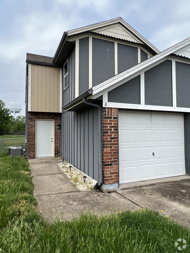 Building Photo - 1102 Pine Ct