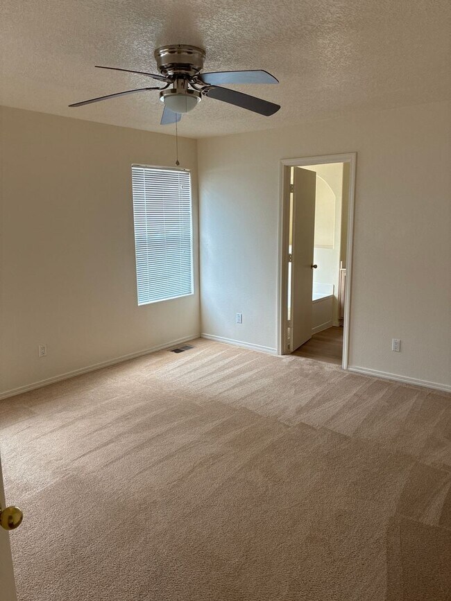 Building Photo - large 3 br+ loft