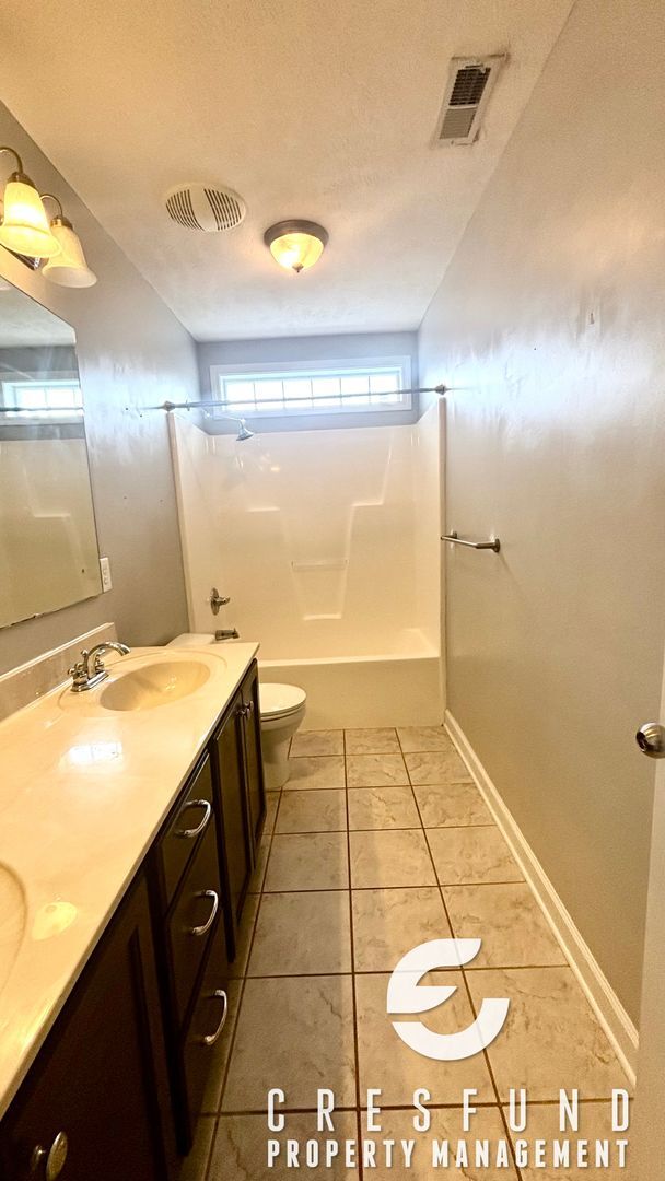 Building Photo - 4BR 2.5 Bath with Screened Porch and priva...