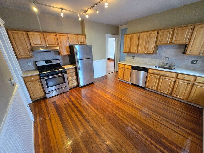 Primary Photo - Location Location with this Versatile 2 Bd...