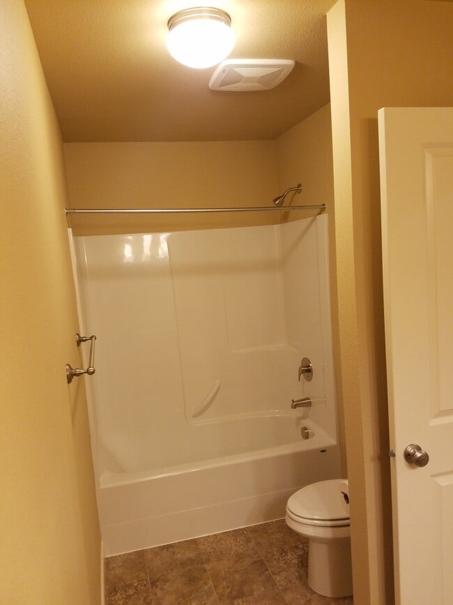 Building Photo - Beautiful Townhome in perfect location, only minutes from I-5