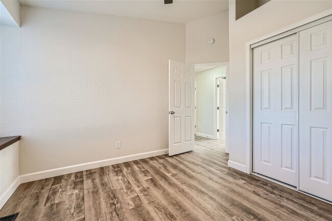 Building Photo - 5701 N Wagonwheel Trail