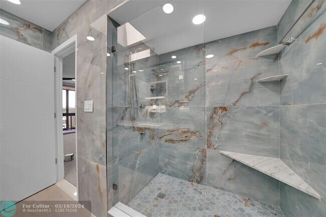 Building Photo - 1100 SE 5th Ct